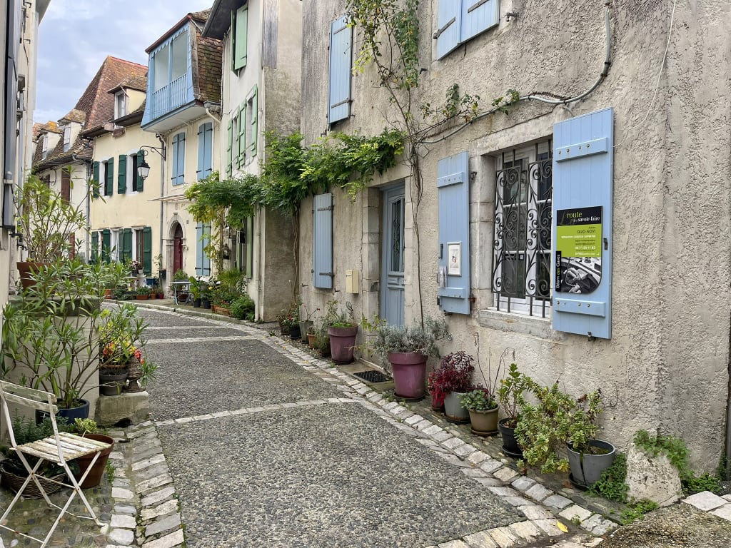 Case tradizionali in pietra in borgo francese, scoperta culturale durante un viaggio slow