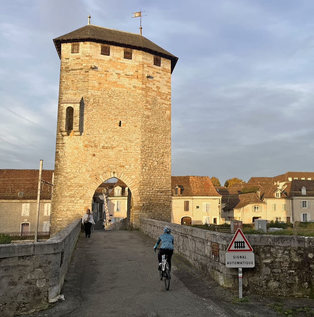 Torre medievale in pietra in un borgo del sud della Francia, centro storico visitato durante un viaggio in bici