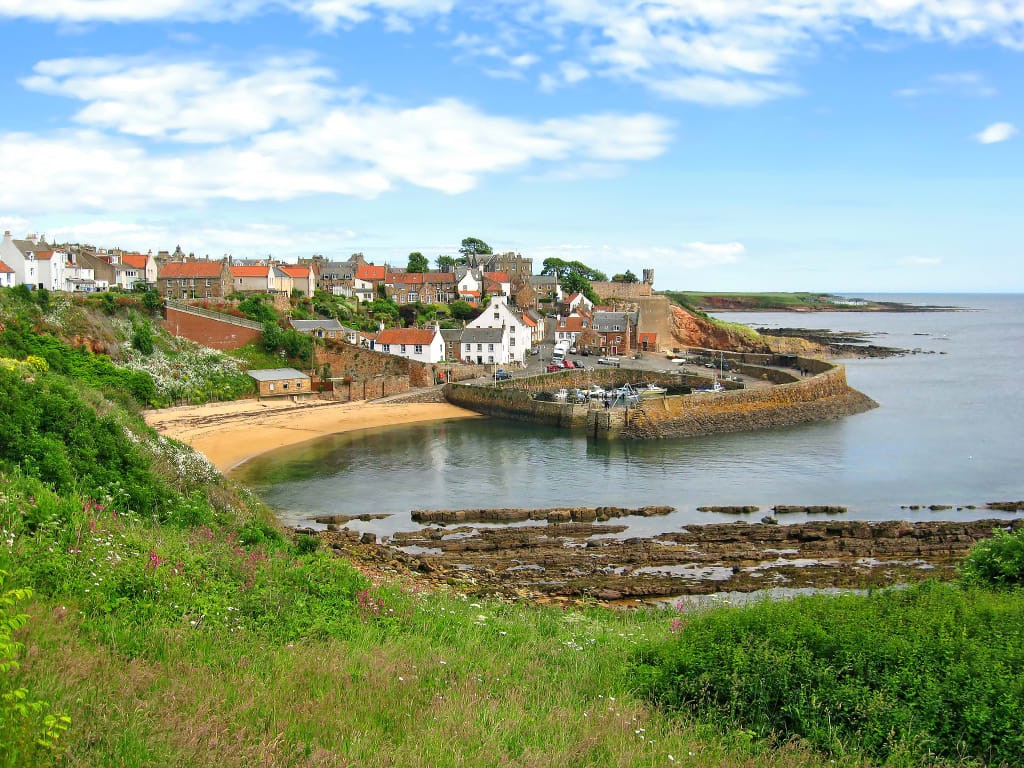 Panoramica di un villaggio della costa lungo il Fife Coastal Path, Scozia.