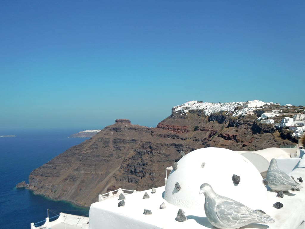 Panoramica sulla costa do Oia con vista sui tipici tetti bianchi