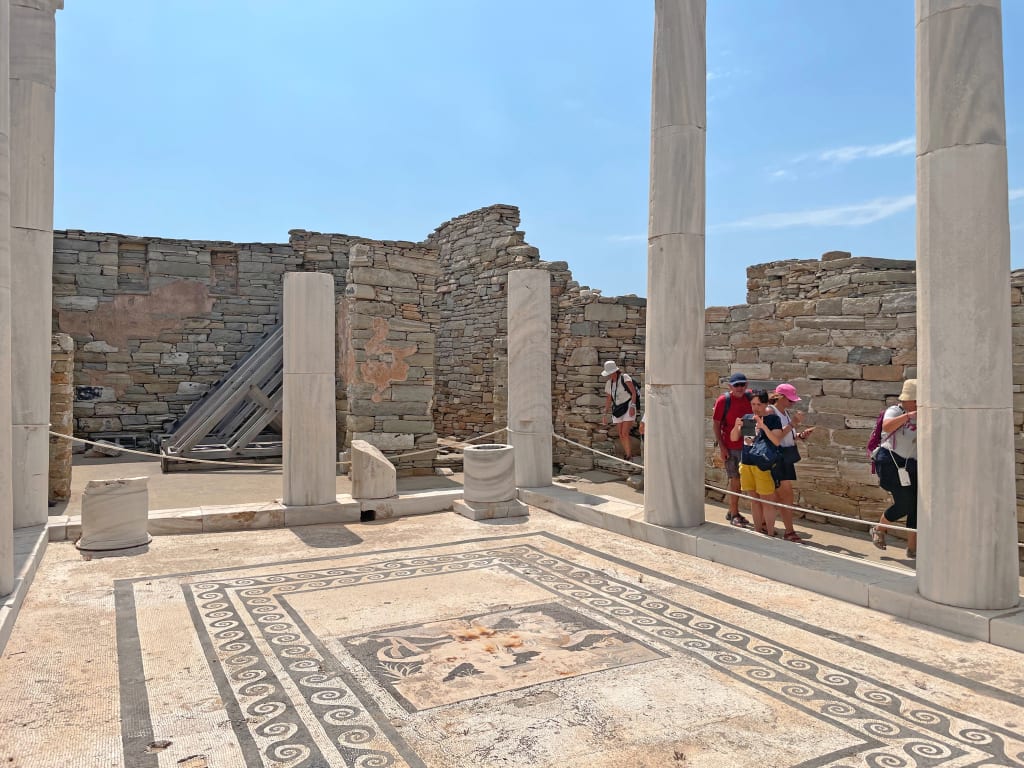 Turisti in visita a un sito archeologico, rovine di colonne doriche sull'Acropoli di Lindos, Rodi