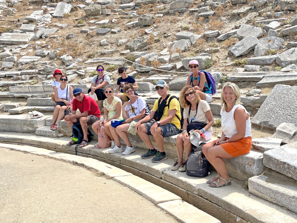 Gruppo in viaggio con "Girolibero" in Grecia, foto ricordo durante visita a un sito archeologico