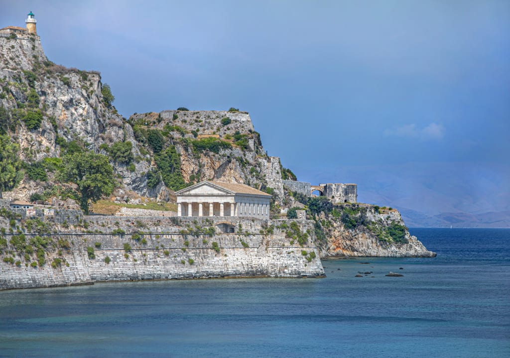 Fortezza e porto di Corfù con mare calmo, Grecia
