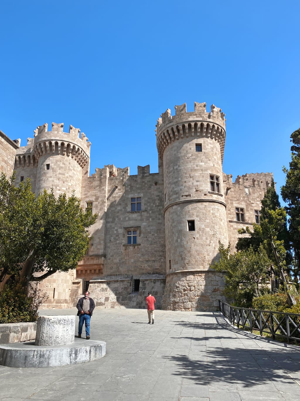 Castello dei Cavalieri di San Giovanni a Rodi, Grecia, con le sue imponenti torri medievali.