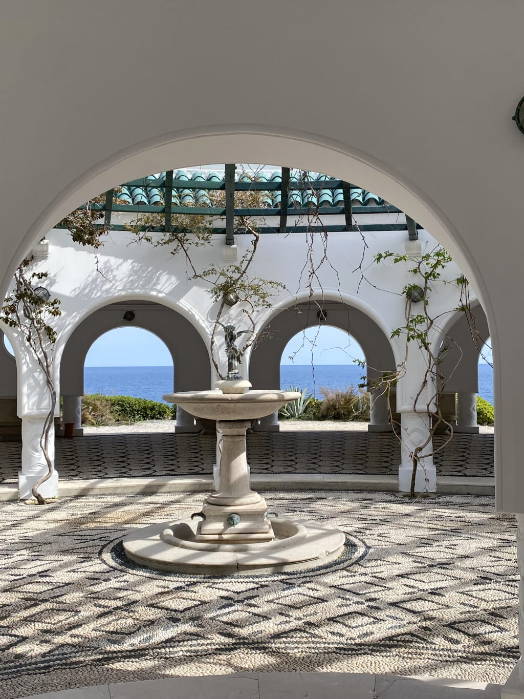Colonnato e fontana della Villa di Kalithea, Rodi, Grecia, famosa per le sue terme storiche.