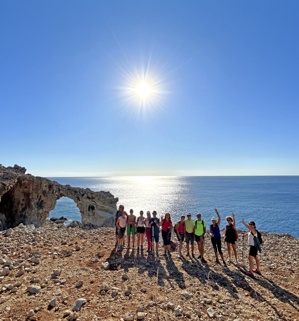 Escursionisti in viaggio con Girolibero a Capo Prasonisi al tramonto, Rodi, Grecia, circondati da uno scenario costiero mozzafiato