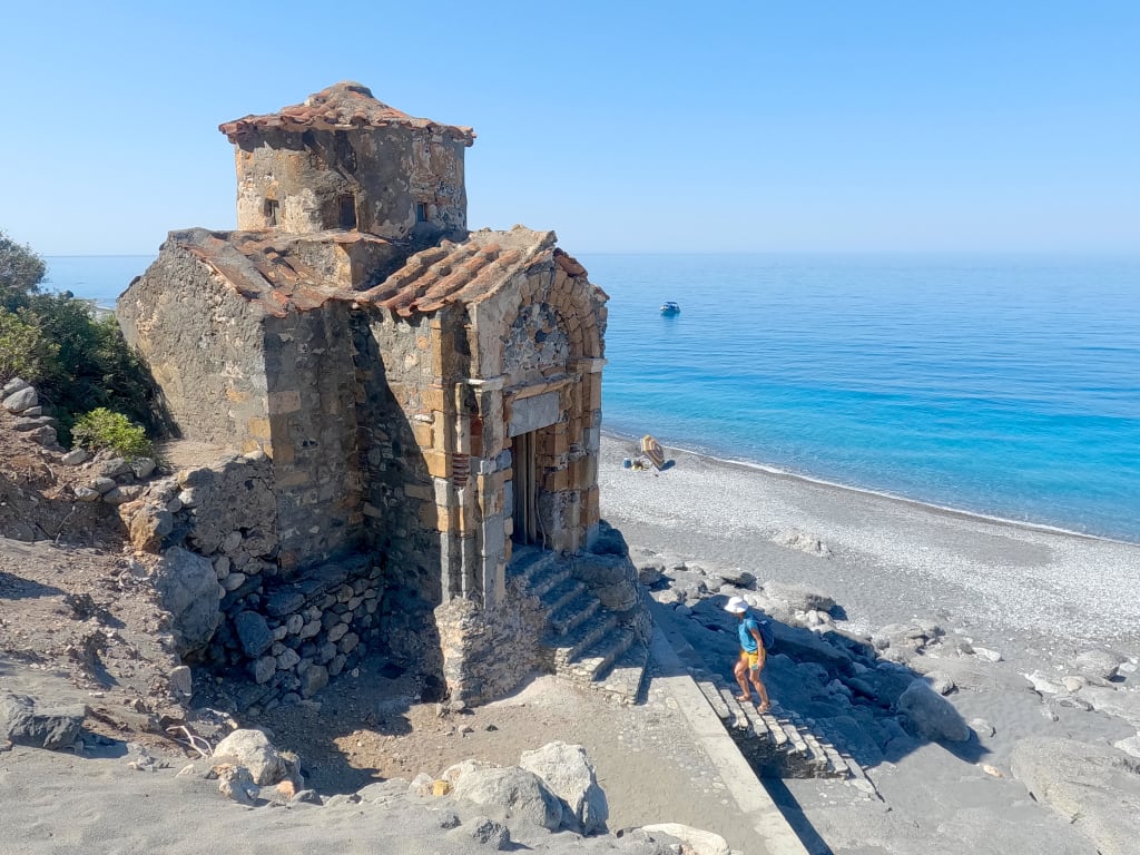 Chiesetta bizantina abbandonata a Frangokastello, Creta, Grecia, situata lungo la costa.