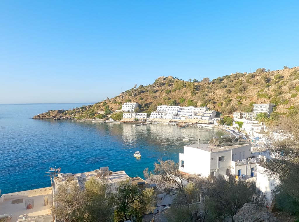 Villaggio costiero di Loutro, Creta, Grecia, con case bianche e mare cristallino.