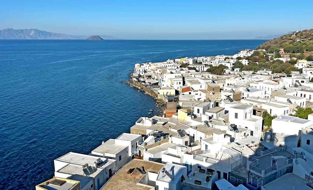 Vista panoramica dall'alto sulla cittadina di Nisiros..