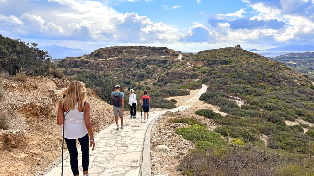 Sentiero escursionistico panoramico sull'isola di Kos con turisti in cammino, vacanze in gruppo con Girolibero.