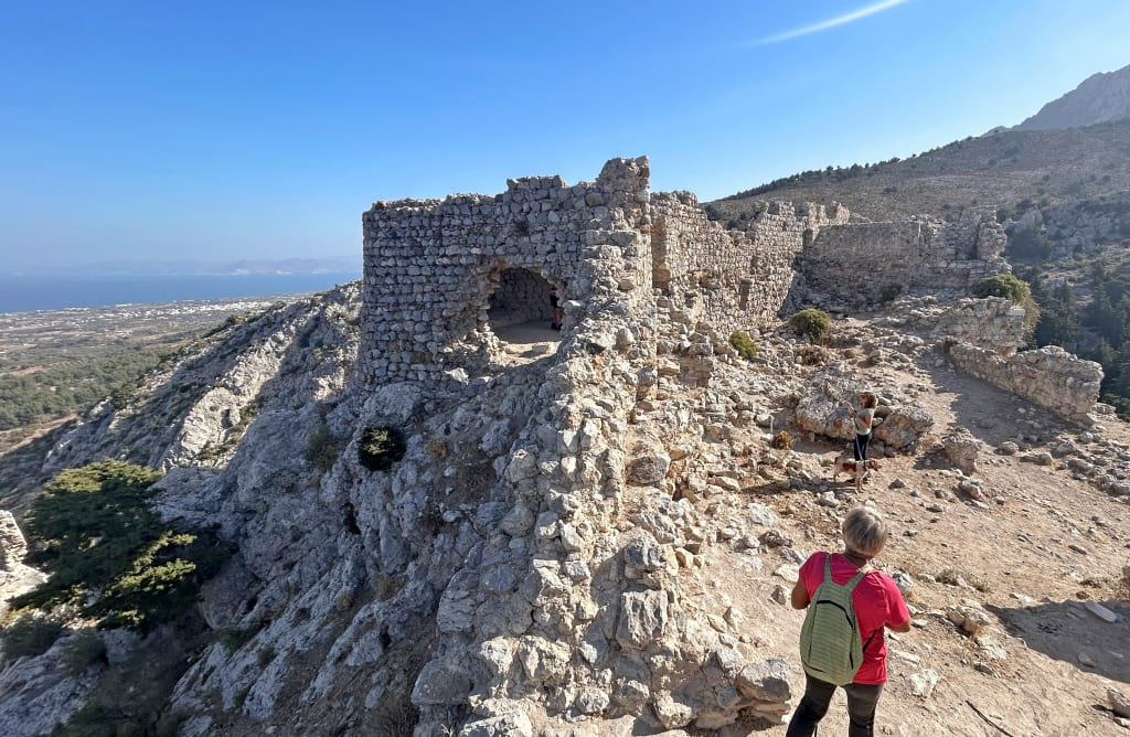 Castello di Paleo Pili a Kos con escursionisti in viaggio con Girolibero e panorama mozzafiato.