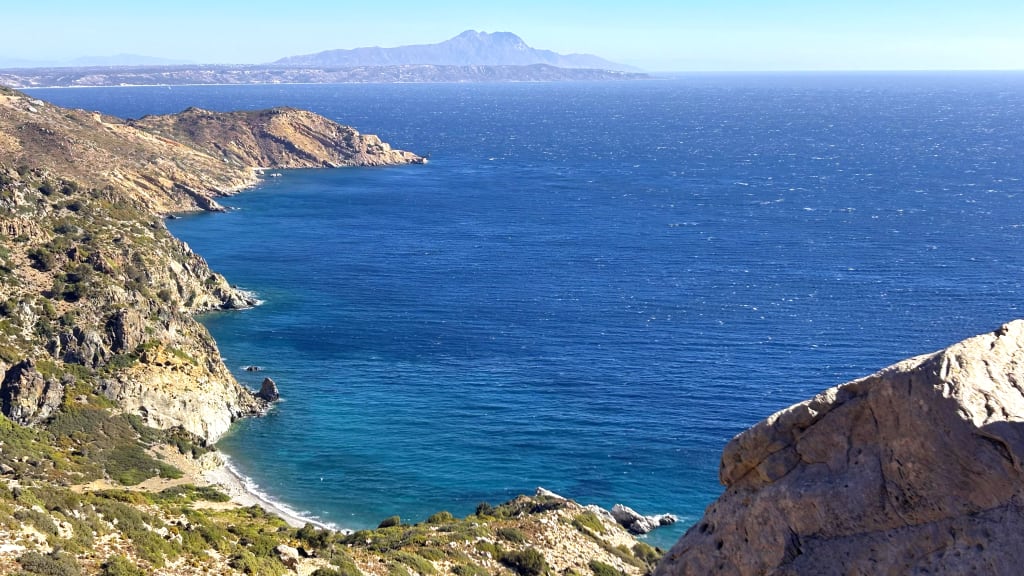 Costa rocciosa dell'isola di Kos con mare azzurro e cielo sereno.