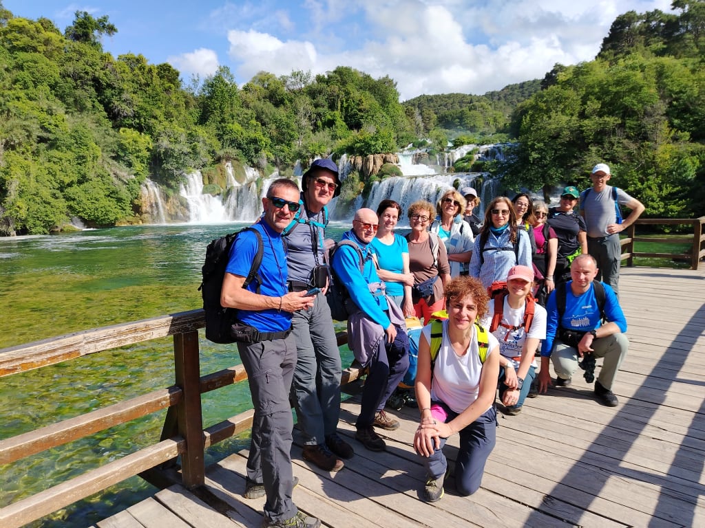 Gruppo di turisti in viaggio con Girolibero in escursione naturalistica su un ponte di legno alle Azzorre