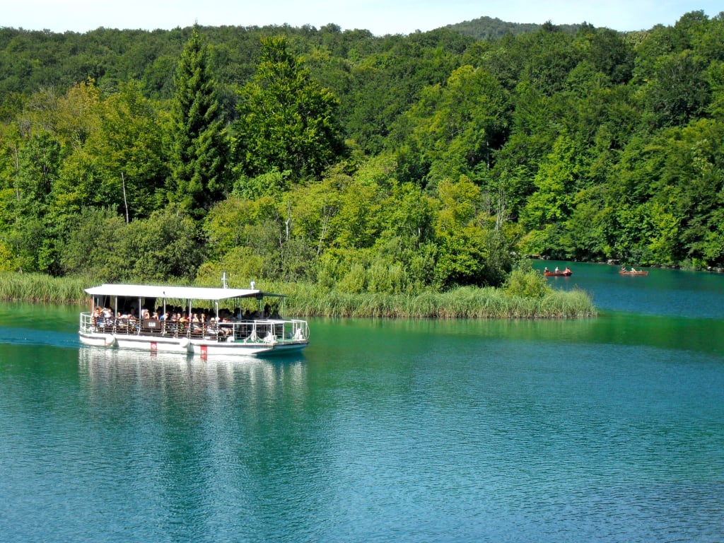 Traghetto turistico sul lago nel Parco Nazionale dei Laghi di Plitvice.