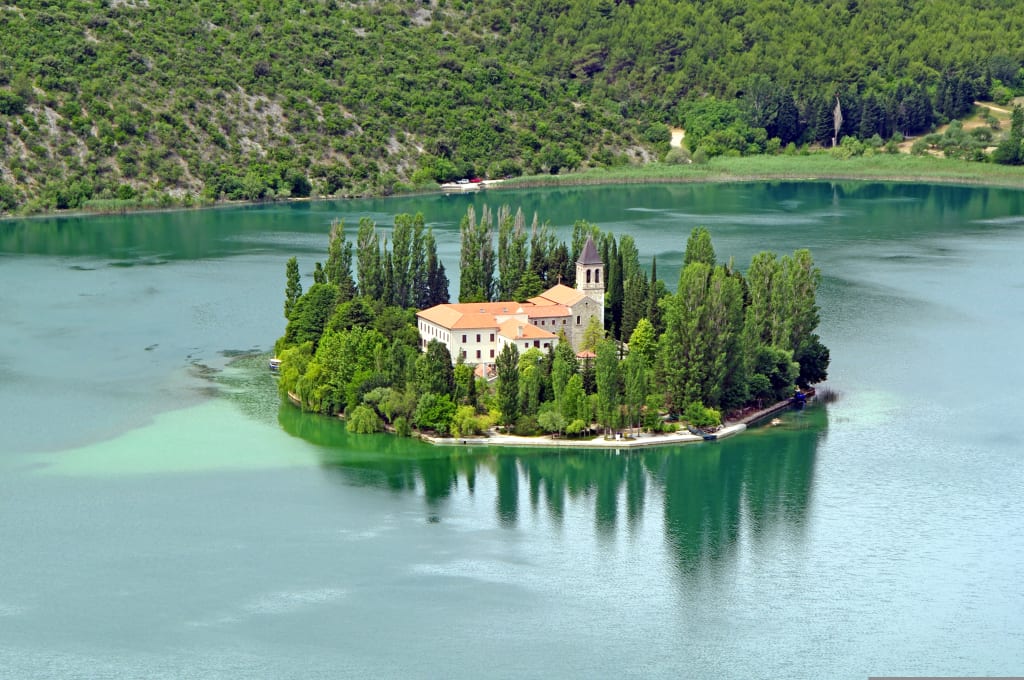 Isola di Visovac nel Parco Nazionale di Krka, con monastero francescano circondato dal lago.