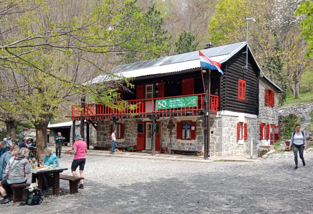 Ristorante rustico lungo la strada tra Zara e i Laghi di Plitvice, con moto parcheggiate.