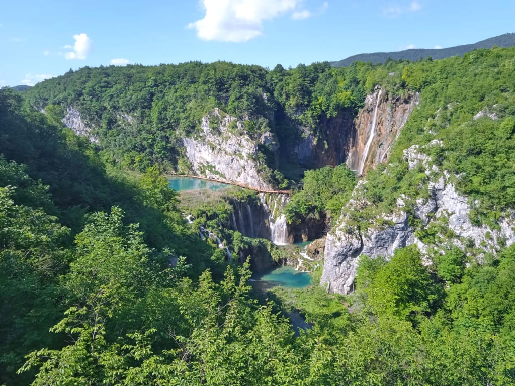Cascate e sentieri tra le rocce e la natura nel Parco Nazionale dei Laghi di Plitvice.