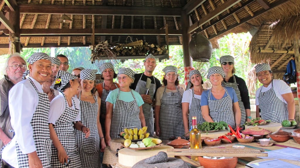 Gruppo di turisti in viaggio con Girolibero durante una lezione di cucina a Bali, Indonesia.
