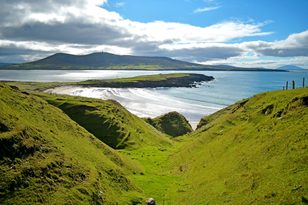 Paesaggio di colline verdi e insenature costiere lungo il Wild Atlantic Way, Irlanda