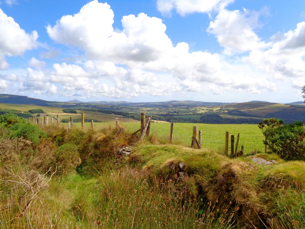 Paesaggio collinare nella contea di Wicklow, Irlanda, con il famoso ponte del Sally Gap.