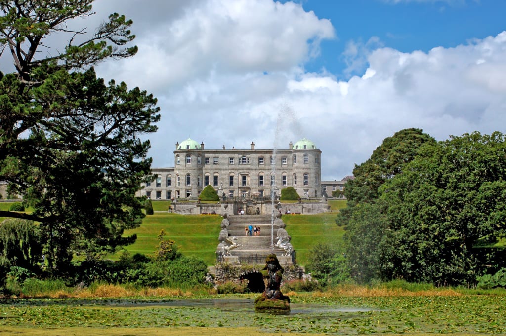 Facciata della storica Powerscourt House nei giardini di Powerscourt, contea di Wicklow, Irlanda.