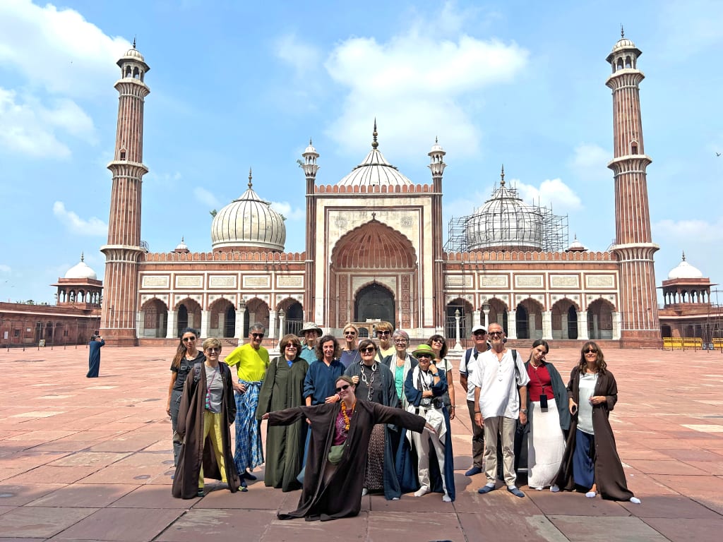 Gruppo di viaggiatori davanti alla Jama Masjid, una delle più grandi moschee dell’India.