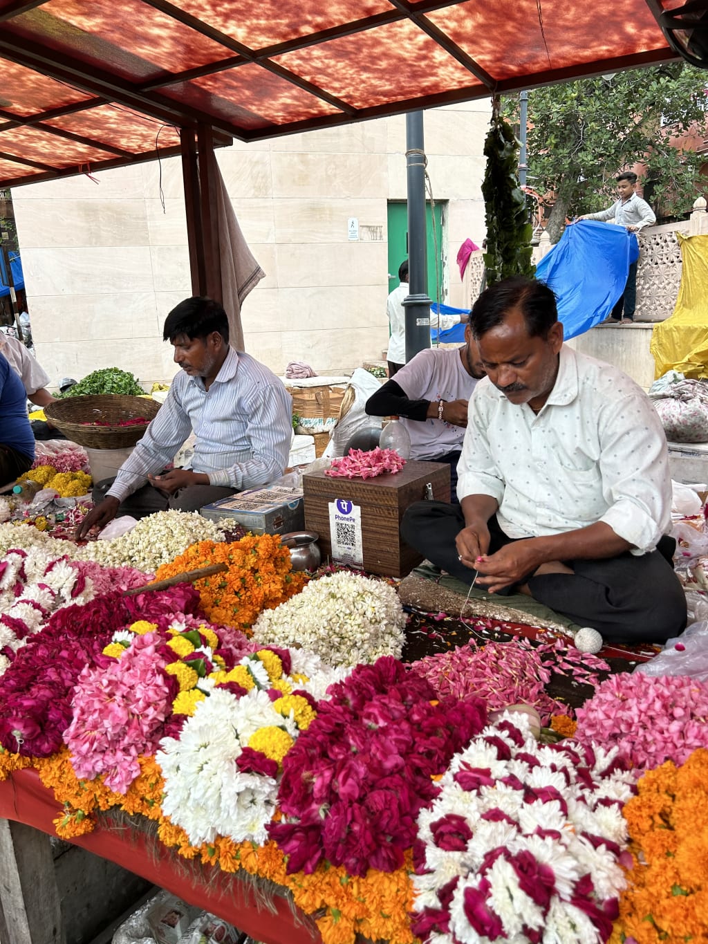 Venditori di fiori in un mercato tradizionale indiano, colori e vita quotidiana.