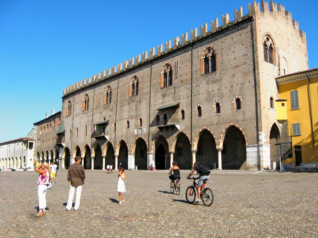 Piazza di fronte a Palazzo Ducale di Mantova