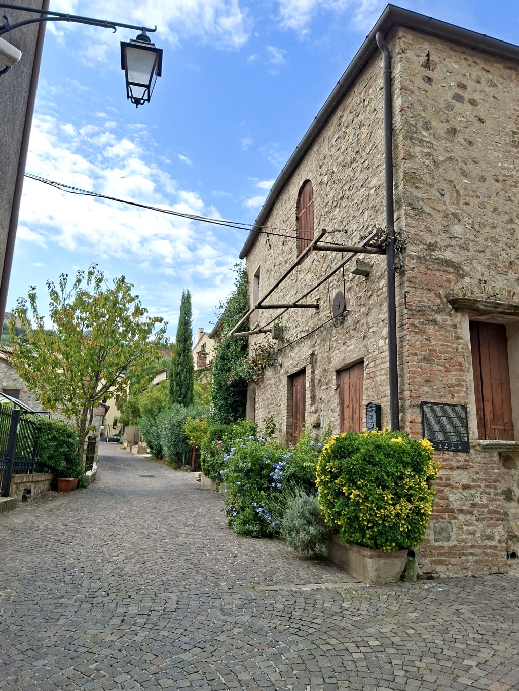 Borgo in pietra di Arquà Petrarca immerso nel verde