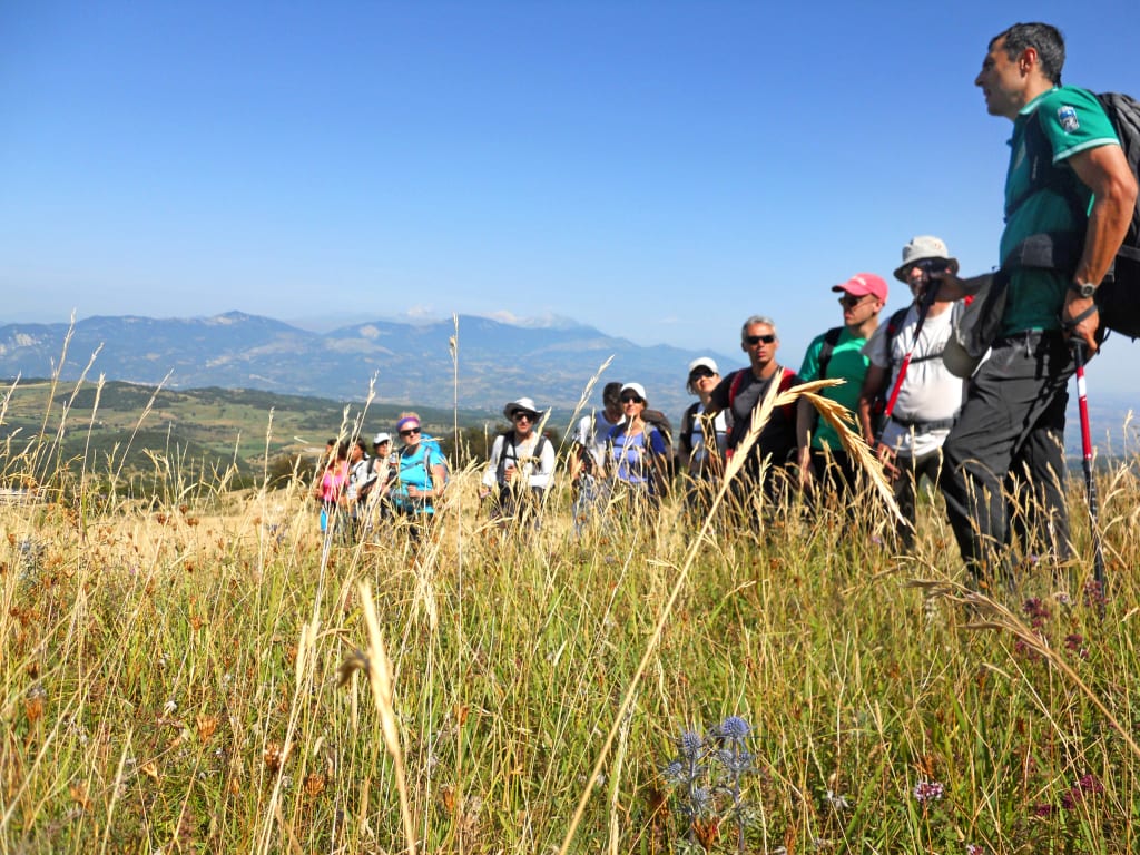 turisti su strada panoramica nell’entroterra abruzzese con vista su montagne e colline