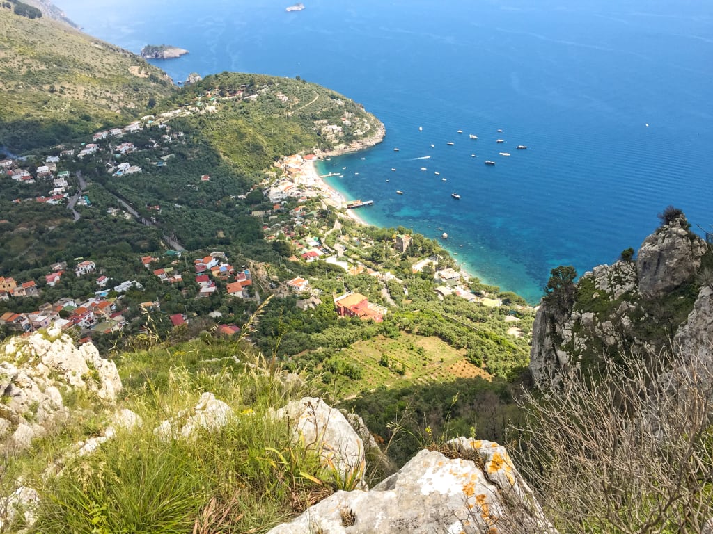 Veduta costiera con scogliere e mare azzurro, Sorrento.