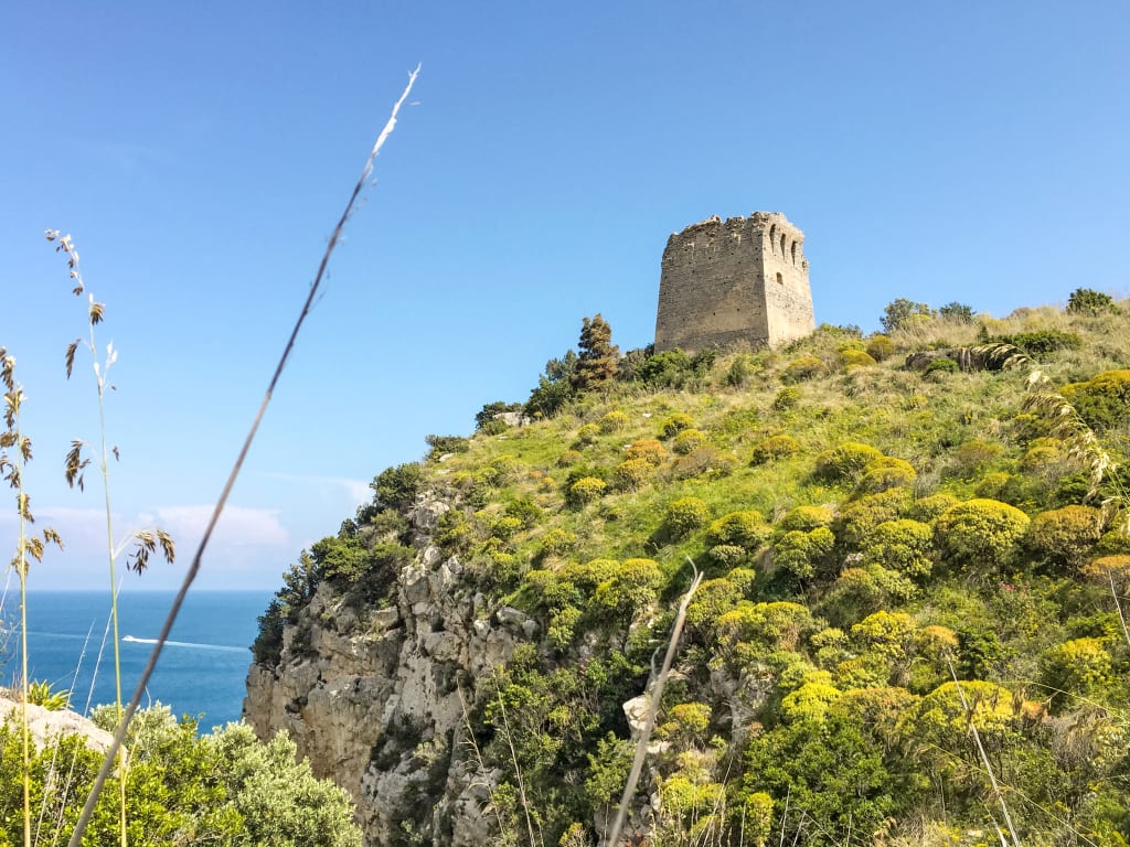 Torre di avvistamento storica su una collina, Sorrento.