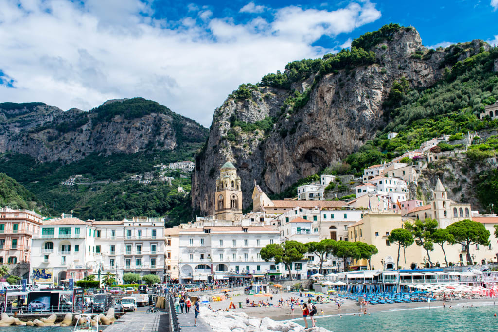 Vista del porto di Amalfi con le scogliere sullo sfondo, Costiera Amalfitana, Italia.