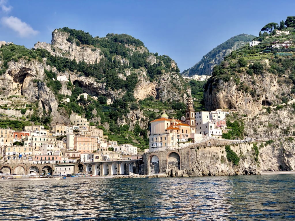Case e montagne lungo la costa, Amalfi, Costiera Amalfitana, Italia