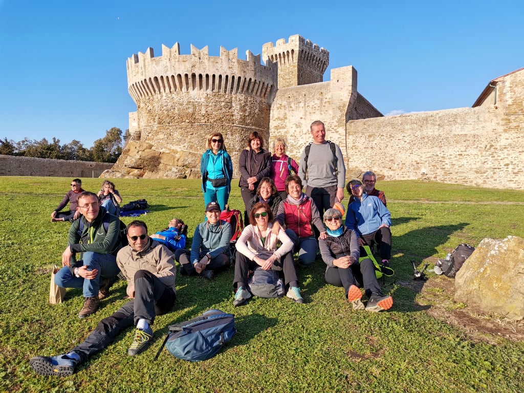 Gruppo in pausa davanti a un castello, trekking costa degli Etruschi