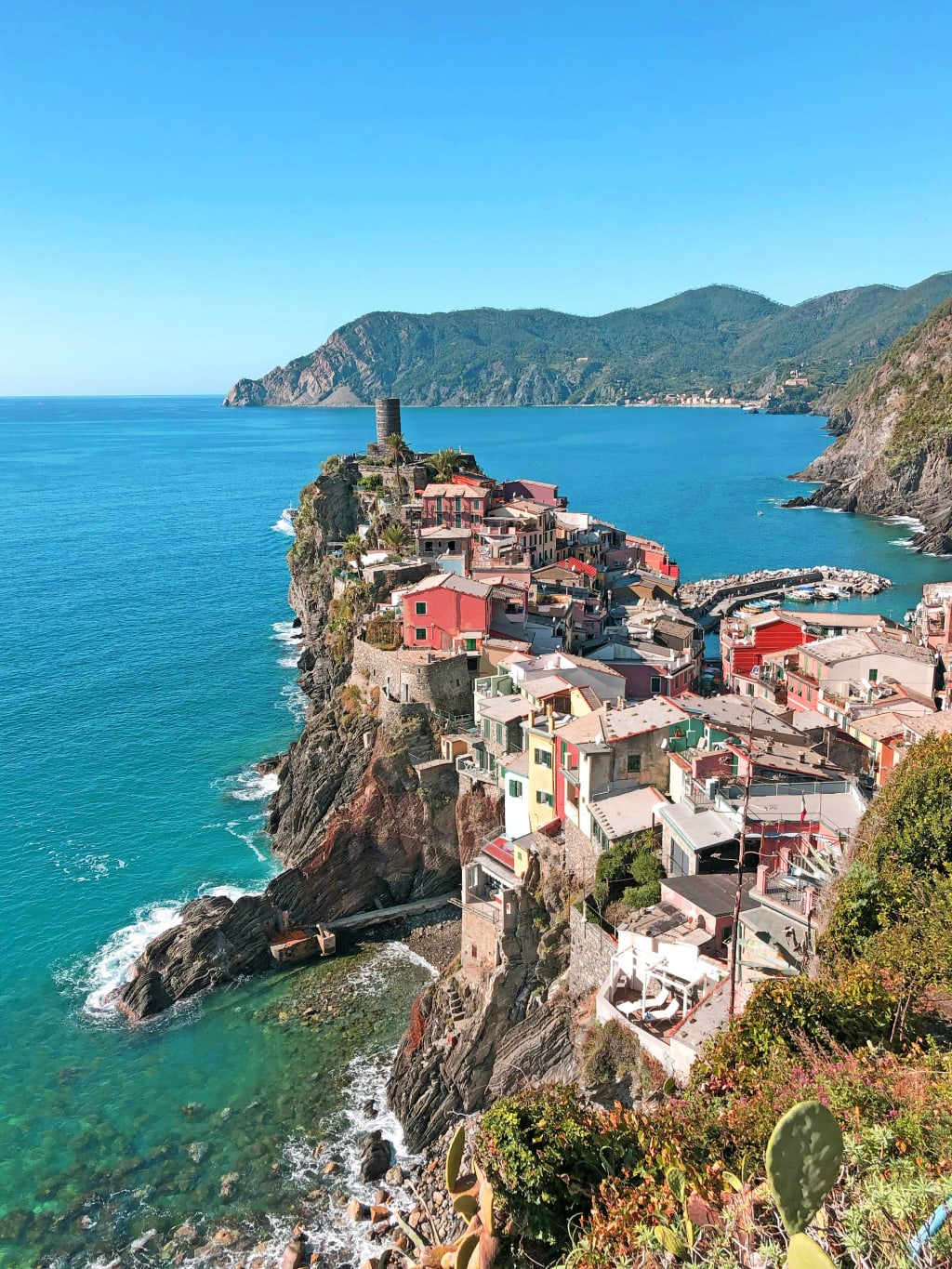 Vista panoramica sulla costa e sul mare, Vernazza, Cinque Terre, Italia