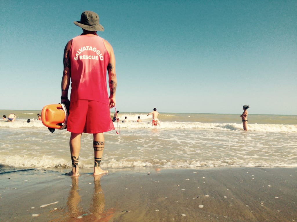 Bagnino in riva al mare sulla costa dell'Adriatico