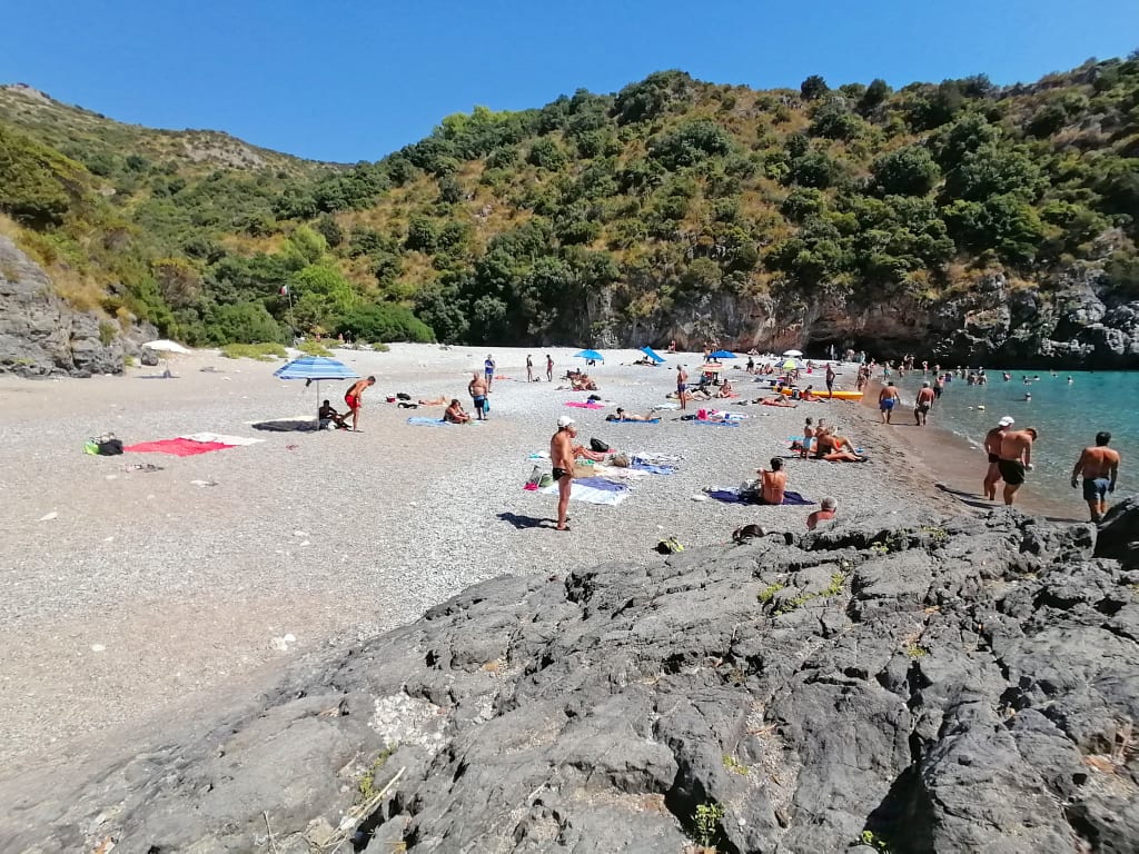 Piccola spiaggia con bagnanti, Cilento.