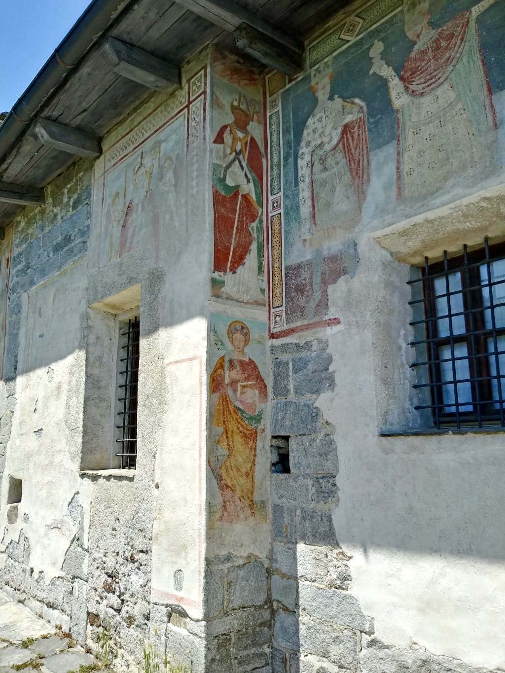 Affreschi antichi sulla facciata di una chiesa lungo la Via delle Genti sul Lago Maggiore.