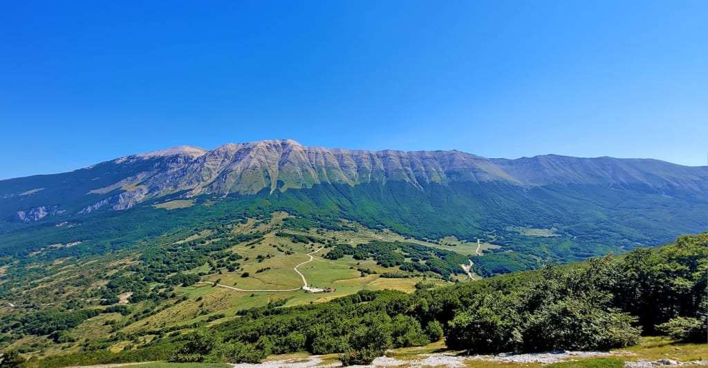 Panorama del massiccio della Majella visto dall’Appennino abruzzese