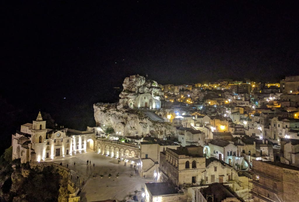 Vista notturna dei Sassi di Matera illuminati, sito UNESCO durante un viaggio culturale in Basilicata