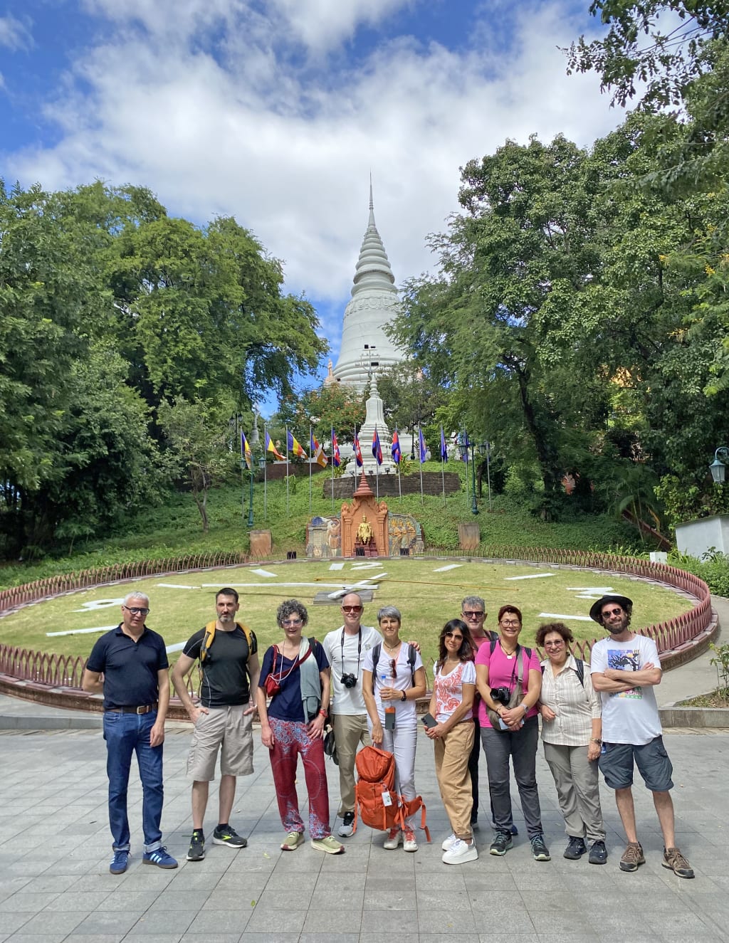 Gruppo di viaggiatori davanti ai templi di Angkor a Siem Reap, Cambogia, tour culturale nel sito archeologico khmer