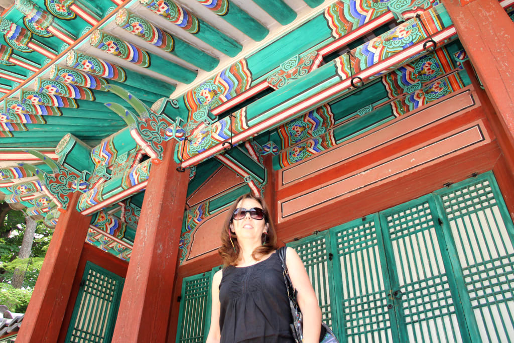 Dettaglio di un tempio tradizionale coreano con architettura colorata.