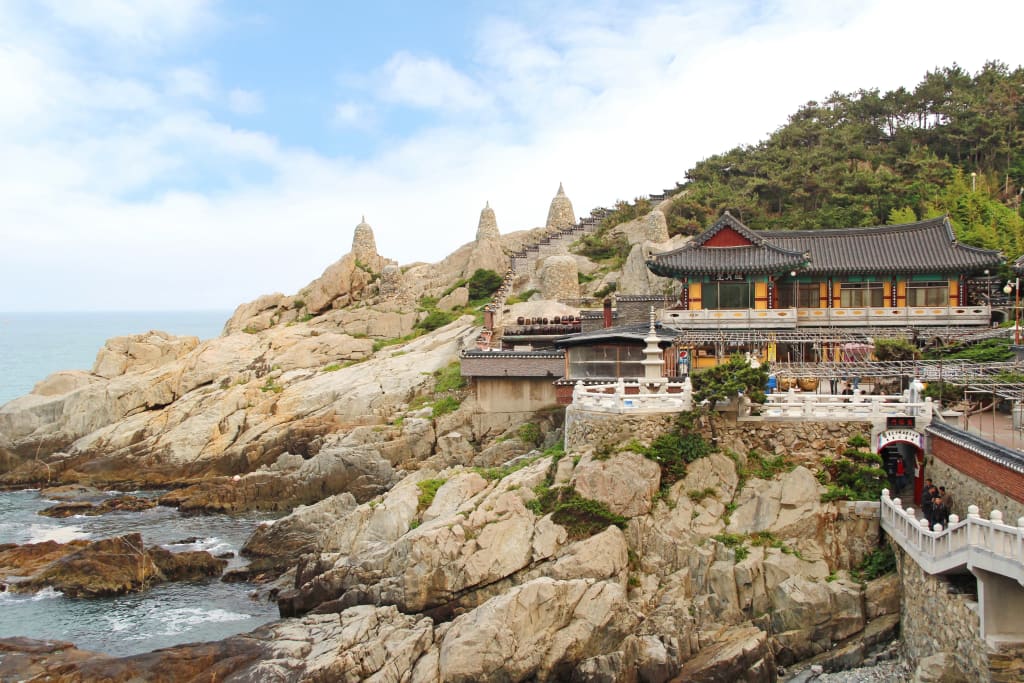 Tempio di Haedong Yonggungsa sulla costa a Busan, Corea del Sud.