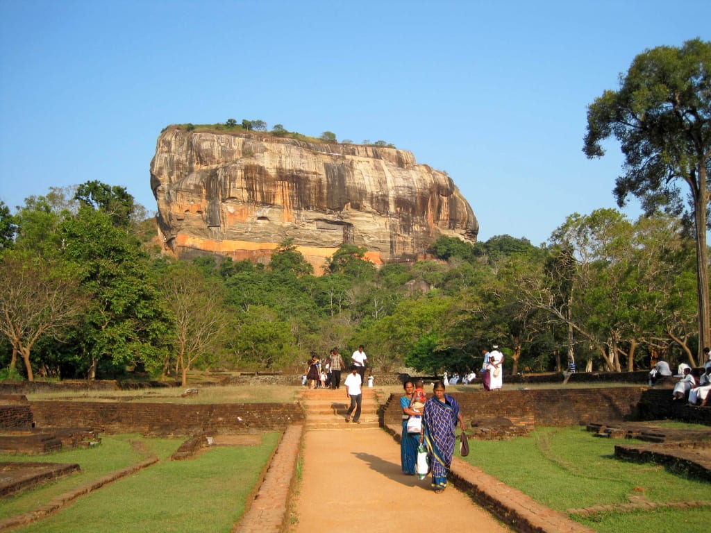 Strada verso la roccia di Sigiriya con visitatori che camminano.