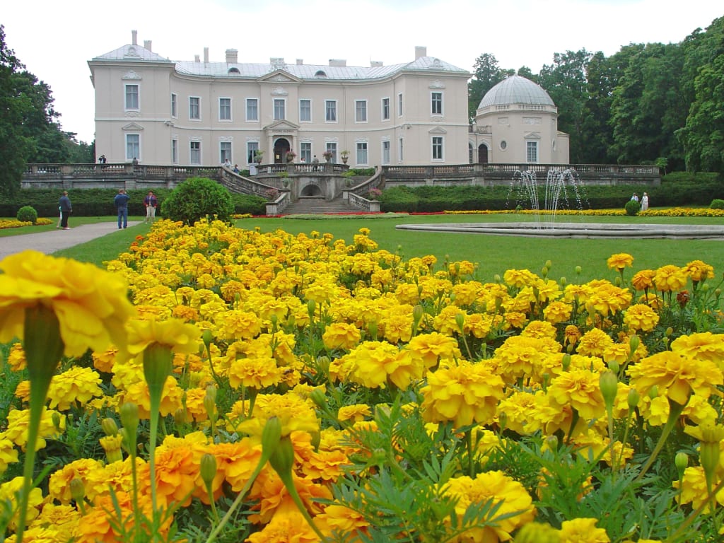 Giardino fiorito con il Palazzo Tiškevičiai sullo sfondo, Lituania, Penisola dei Curi.