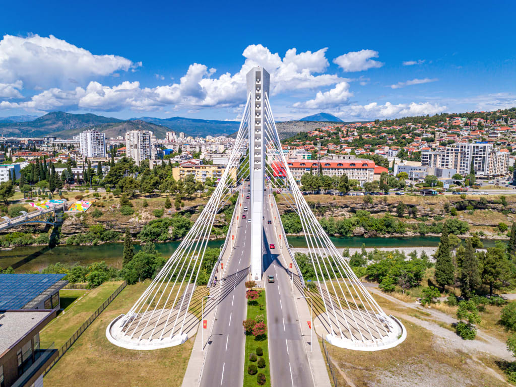 Moderno ponte di Podgorica sopra la città.