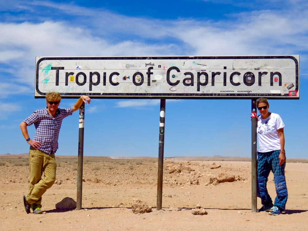 Insegna che indica il Tropico del Capricorno nel deserto, Namibia, tour in gruppo "Girolibero"