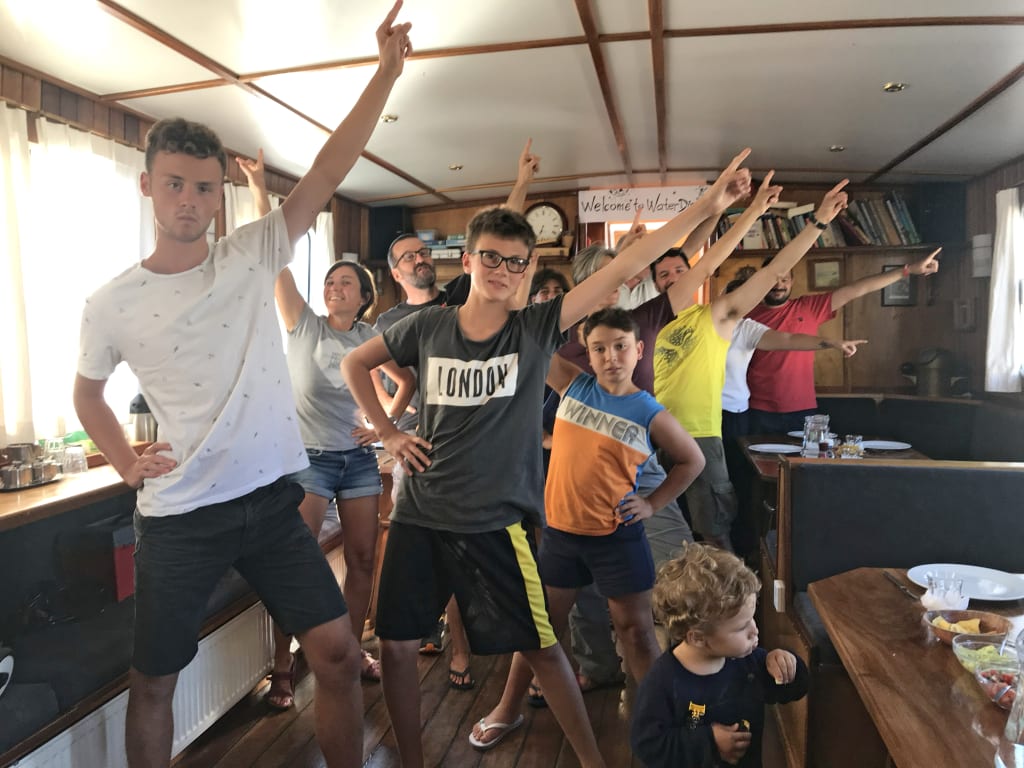 Bambini e adulti che si divertono su un battello durante una crociera fluviale nei Paesi Bassi.