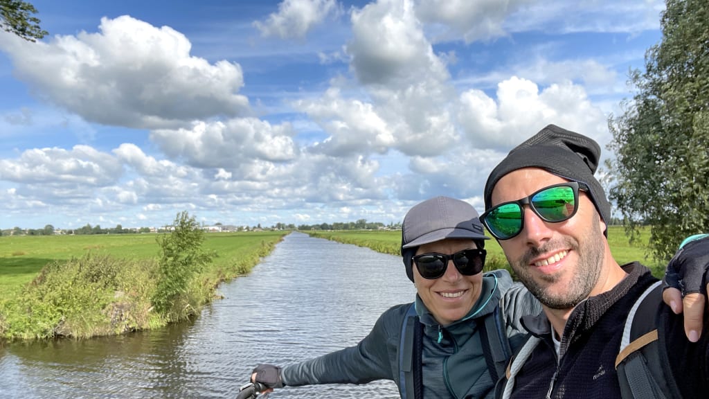 Coppia in vici fa un selfie davanti a un canale, vacanze in bici e barca "Girolibero"